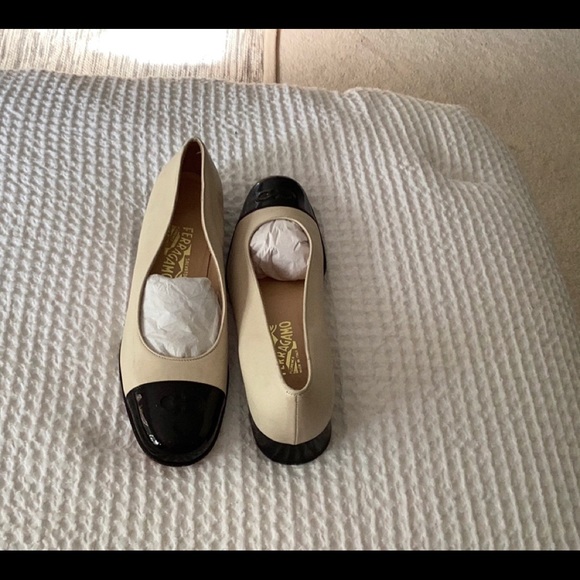 SALVATORE FERRAGAMO~9AA Spectator flat~ - Picture 4 of 13